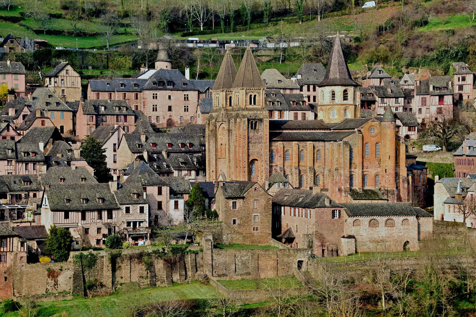 L'abbatiale Sainte-Foy de Conques dominant le village, à 35 minutes du Prieuré Las Canals