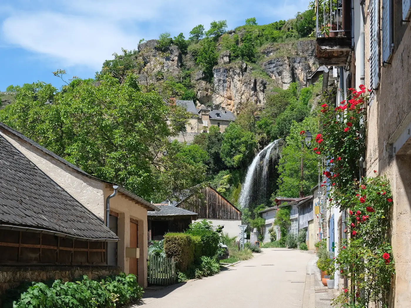 La cascade de Salles-la-Source au cœur du village, près du Prieuré Las Canals en Aveyron