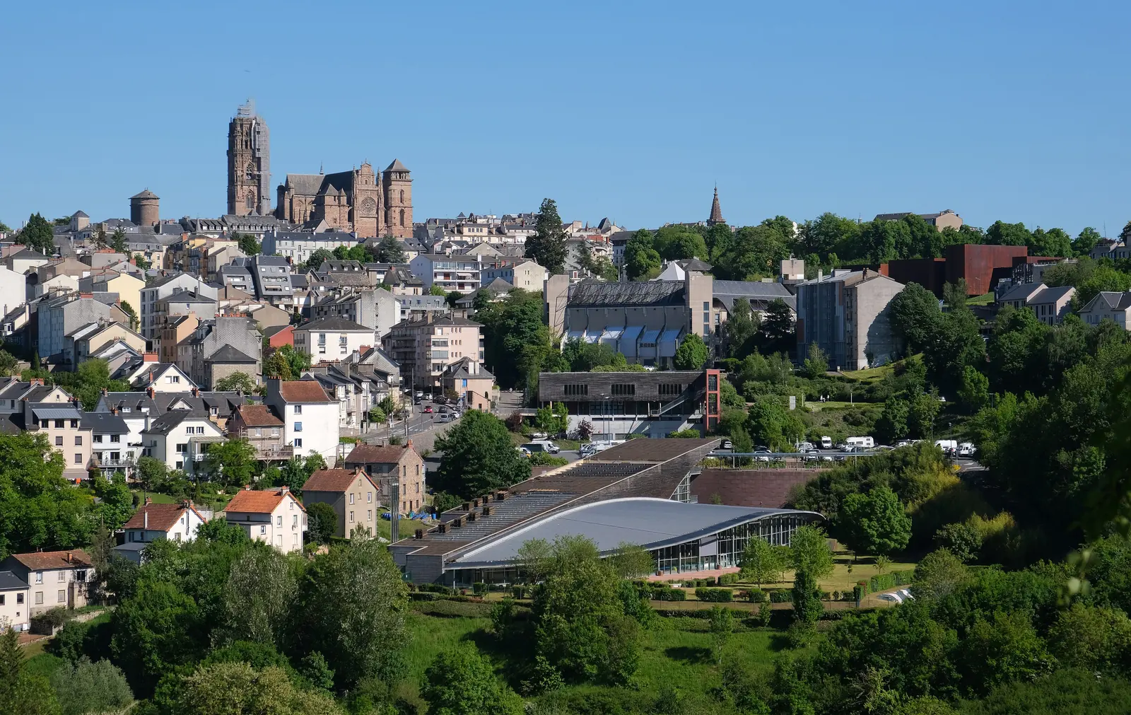 La cathédrale Notre-Dame de Rodez et sa tour de grès rose dominant la ville en Aveyron