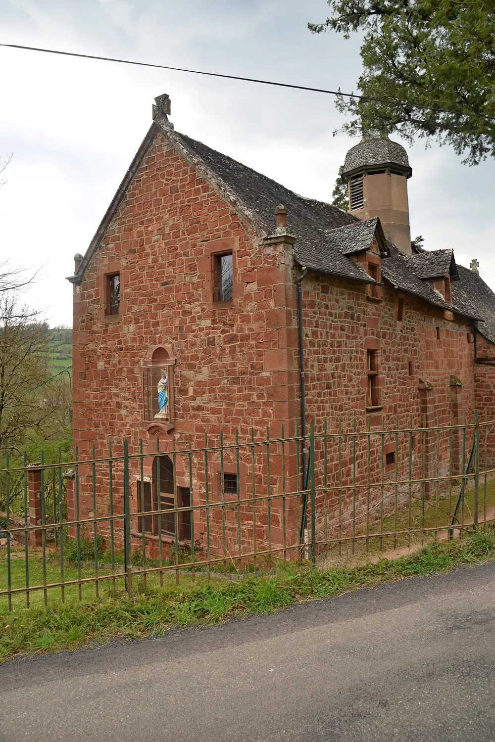 La chapelle Notre-Dame de Foncourrieu en grès rouge sur les hauteurs de Marcillac-Vallon