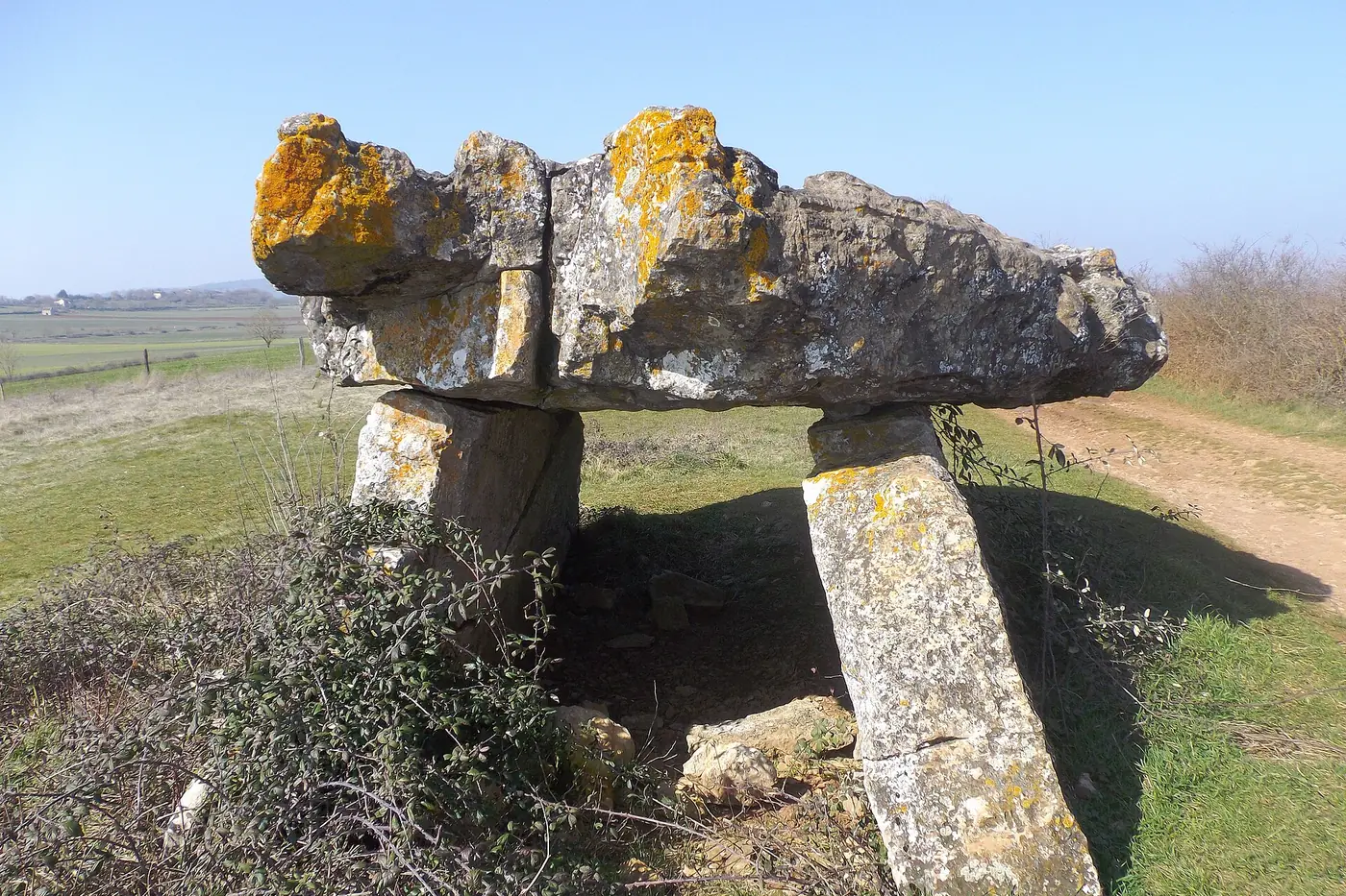 Le dolmen de Pérignagol, patrimoine mégalithique de l'Aveyron près de Valady