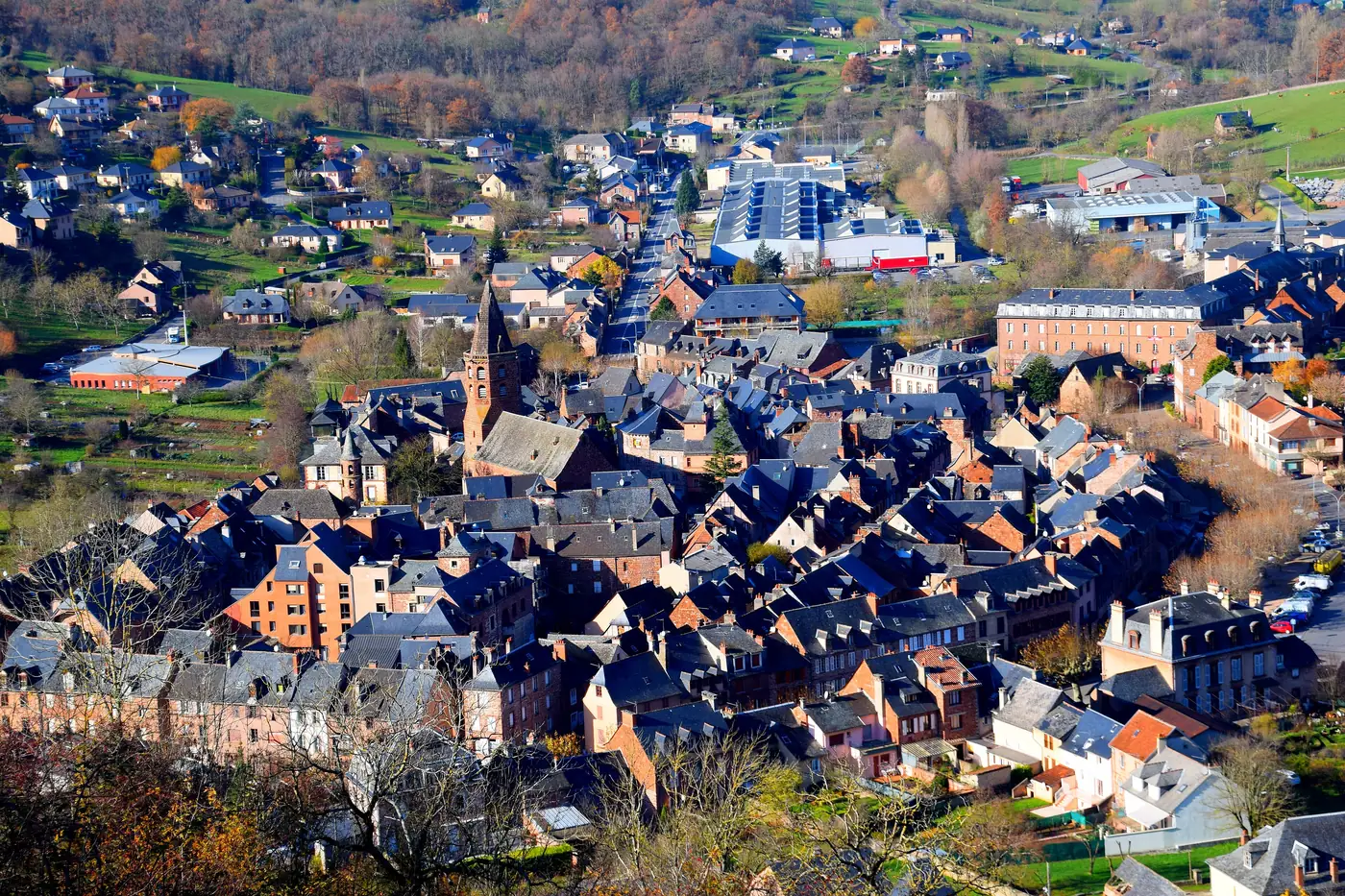 Le village de Marcillac-Vallon et ses toits de grès rouge, à 10 minutes du Prieuré Las Canals en Aveyron