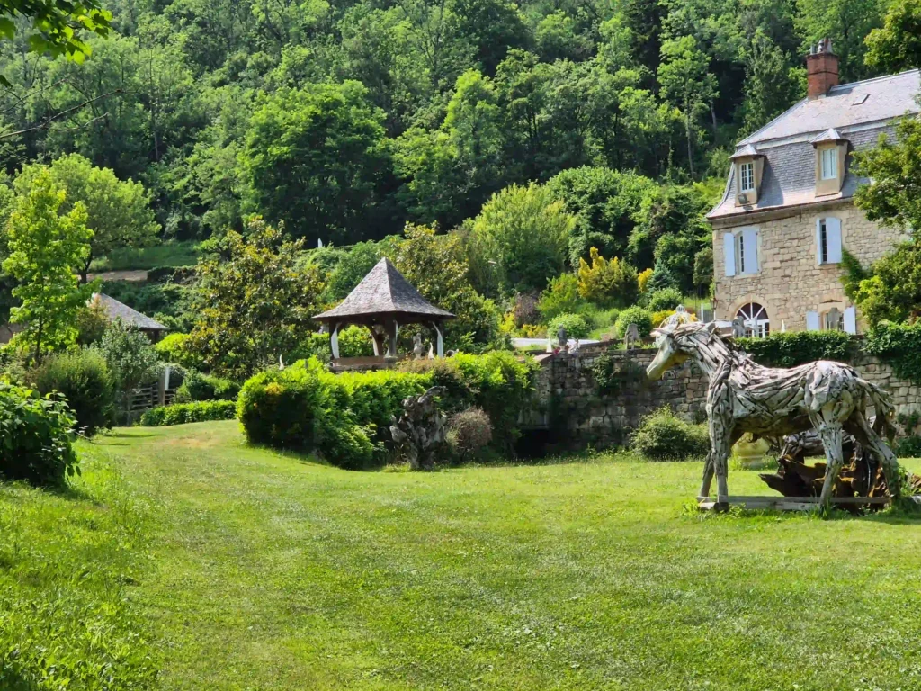 la cour de Prieuré Las canals